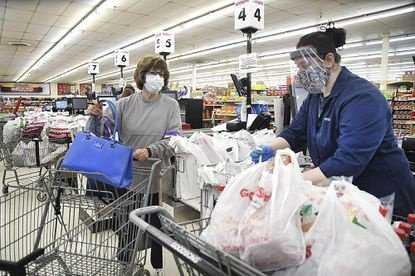 Can supermarkets use plastic bags?