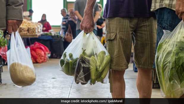 Is it OK to keep food in plastic bags?