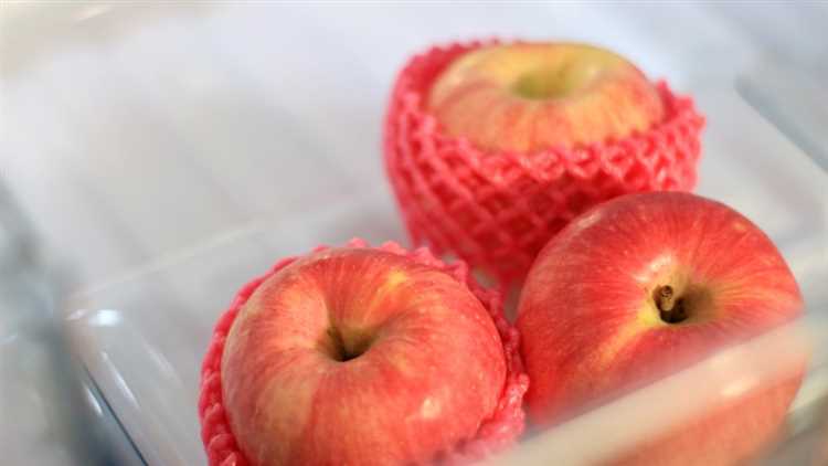 Should apples be stored in a plastic bag?